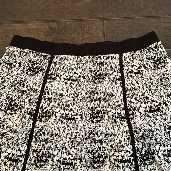 ❤️3/$30 Ann Taylor Black and White Skirt - Picture 2 of 8
